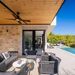 Villa Breathtaking Vis
