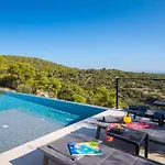 Breathtaking Villa *
